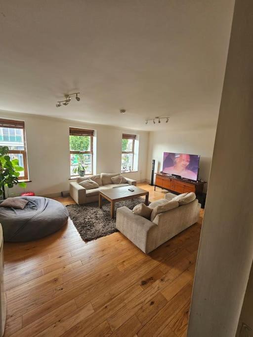 Spacious 3-bedroom In Vibrant 8 Appartement Dublin