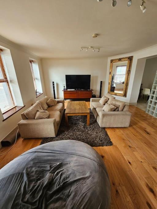 Spacious 3-bedroom In Vibrant 8 Appartement