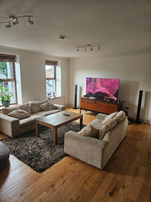 Spacious 3-bedroom In Vibrant 8 Appartement