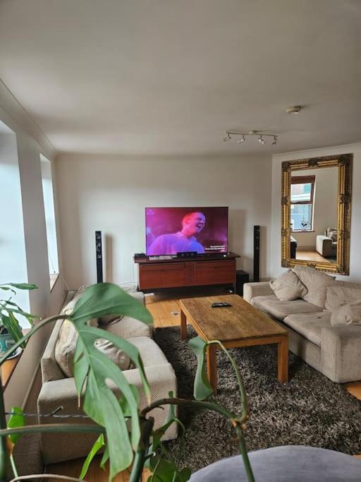 Spacious 3-bedroom In Vibrant 8 Appartement *