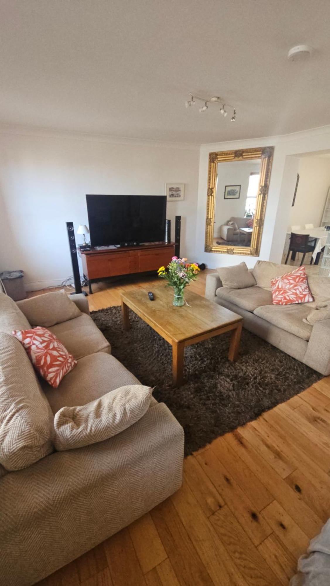Spacious 3-bedroom In Vibrant 8 Appartement Dublin